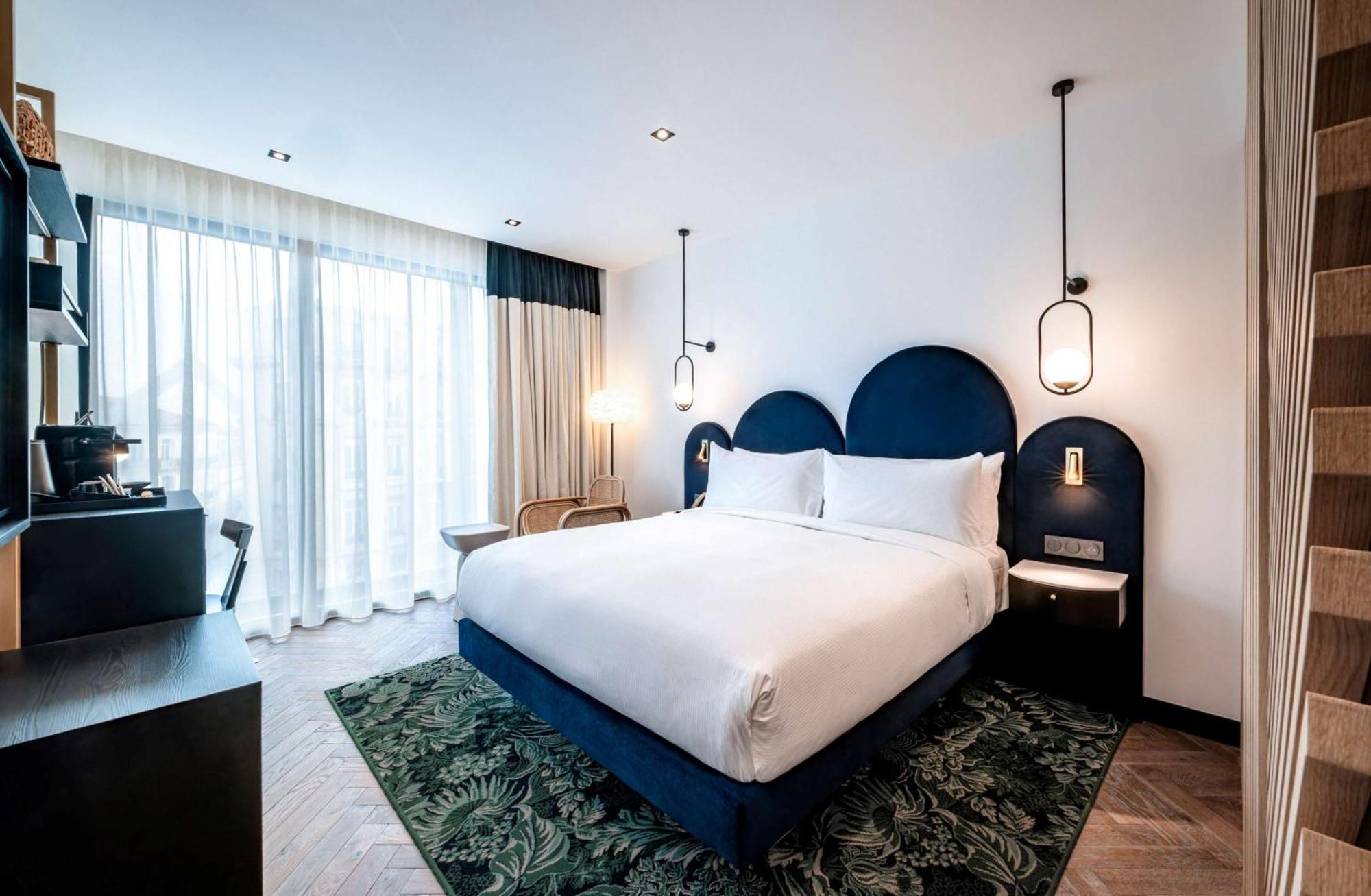 Habitación con cama extragrande y vistas a la ciudad